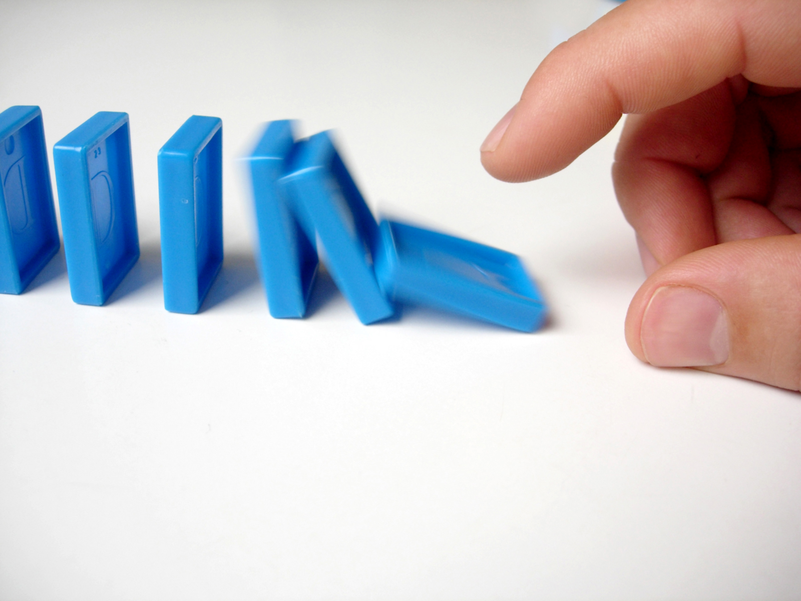 Blaue Dominosteine – der erste Schritt zur Baufinanzierung